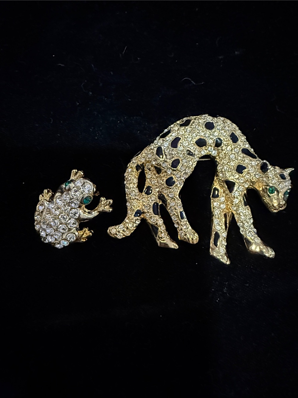 Two vintage pins frog & cheetah